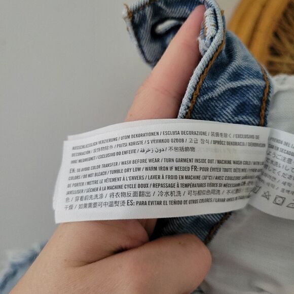 Abercrombie & Fitch High Rise Mom Short Raw Hem Distressed 2/26 Light Wash - Picture 7 of 9